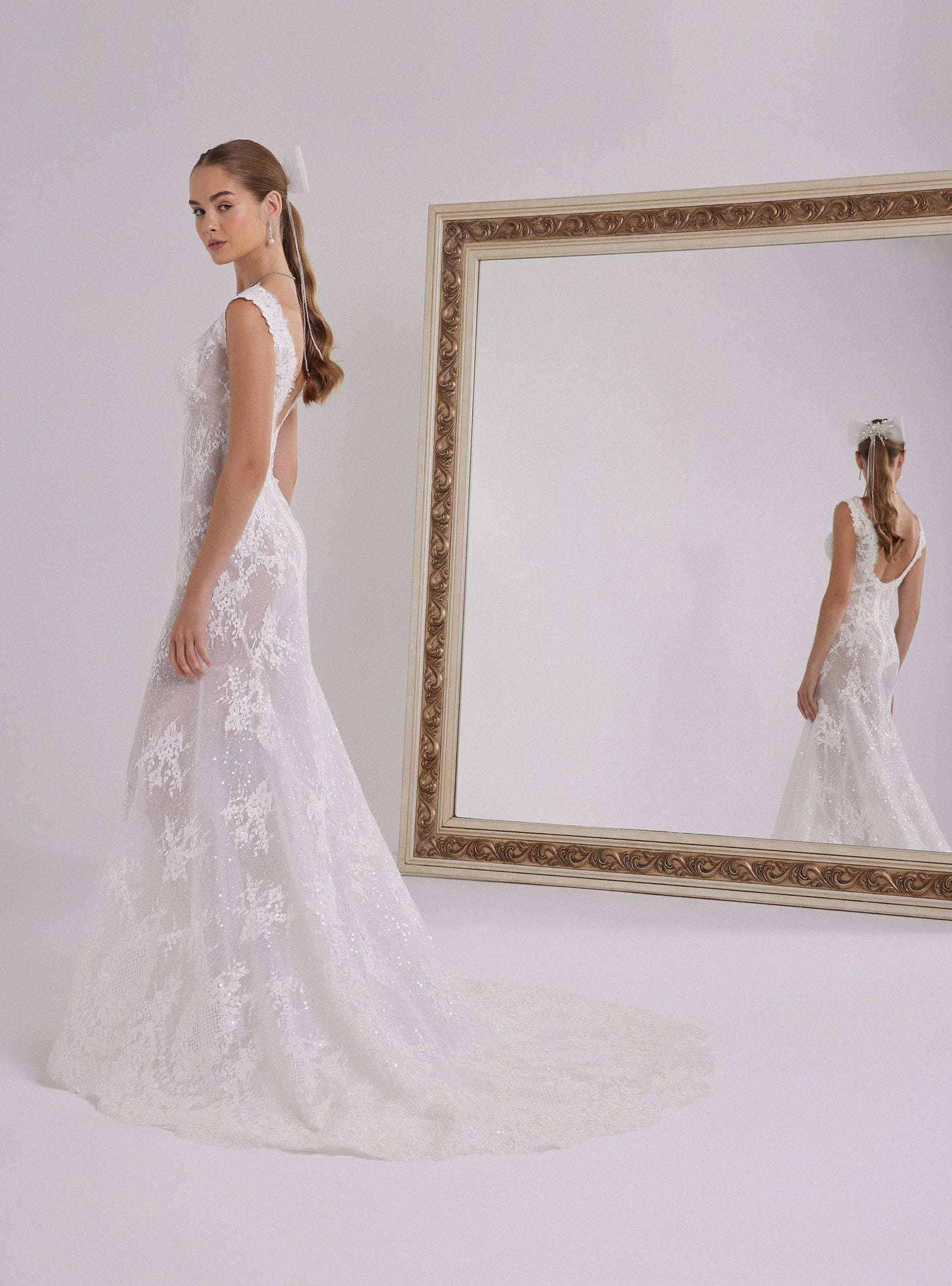 Shimmering Lace V-Neck Mermaid Wedding Dress