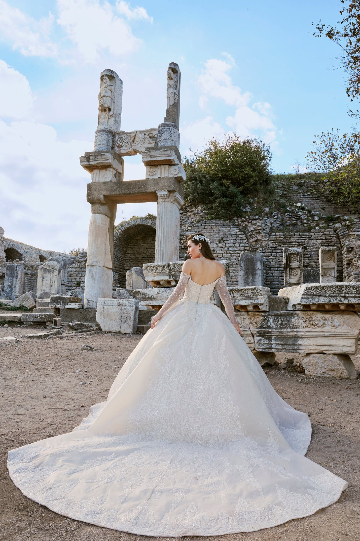 Lace-Embraced Elegance: Vintage-Modern Bridal Gown