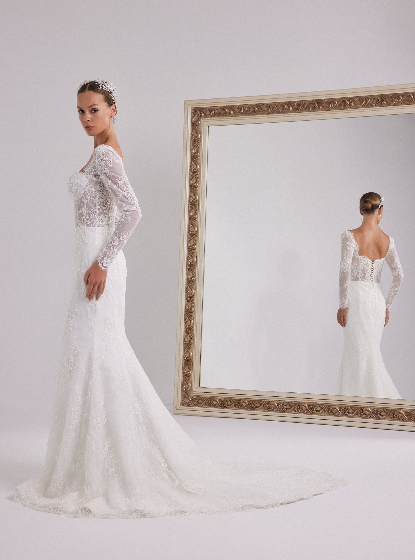 Timeless and Romantic Long-Sleeved Mermaid Wedding Gown